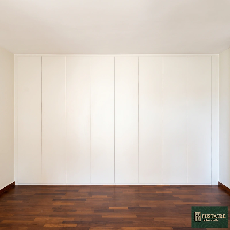 Armario empotrado a medida con puertas lisas en color blanco mate y diseño minimalista en Barcelona por Fustaire Mobles a Mida