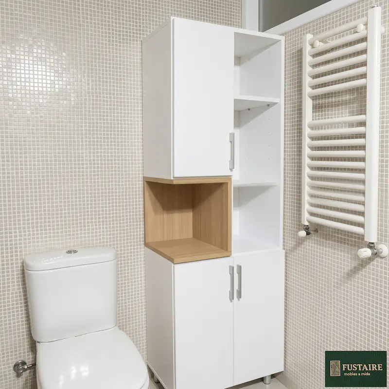 Armario columna de baño a medida en color blanco mate y madera de roble natural fabricado por Fustaire