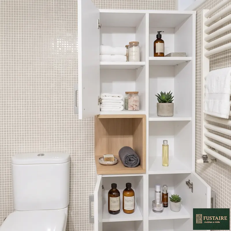 Distribución interior y baldas organizadoras en armario de baño a medida con puertas abiertas fabricado por Fustaire