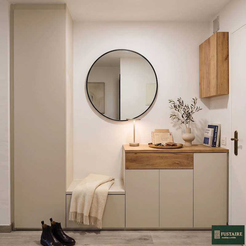 Mueble recibidor a medida en color arena mate y madera natural con armario columna, banco descalzador y aparador zapatero fabricado por Fustaire en Barcelona