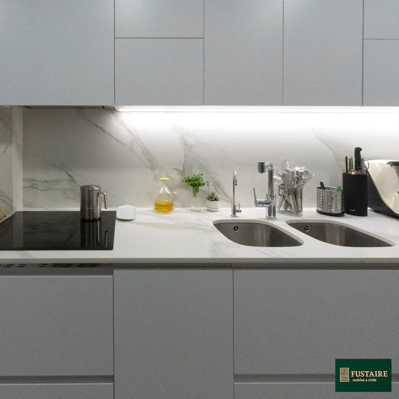 Muebles de cocina a medida en laca gris mate y mármol blanco. Proyecto de reforma integral de cocina en L'Eixample, Barcelona, por Fustaire.